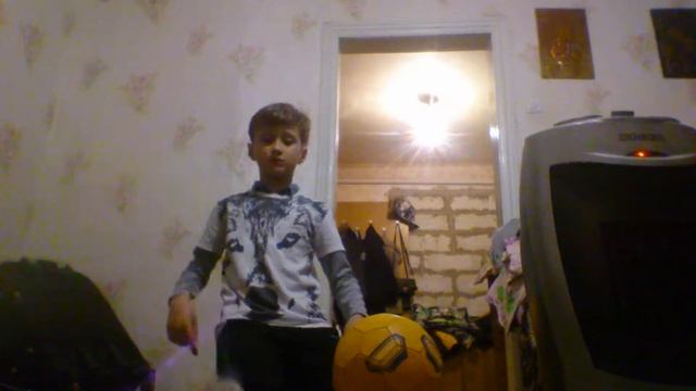 Бутылка воды челендж.Я ПОСТАВИЛ БУТЫЛКУ С ПОМОЩЬЮ МЯЧА!!!Супер трюк!!! смотреть онлайн