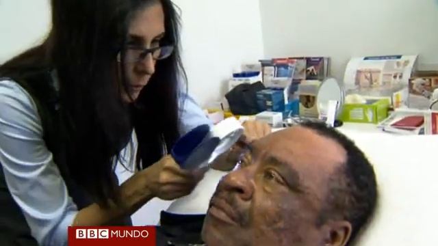 El blanqueo de piel, un peligroso negocio en África смотреть онлайн