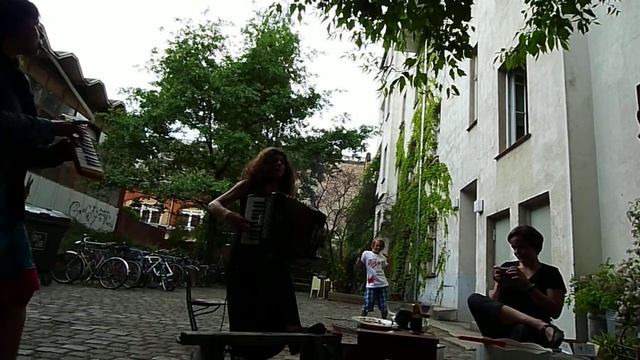 гармошки во дворе. смотреть онлайн