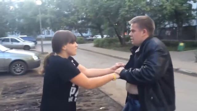 Толстяк изменил толстухе, за что получил по роже смотреть онлайн