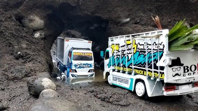 Mengerikan...! detik-detik trowongan Runtuh 😲 || versi miniatur truk lucu || смотреть онлайн