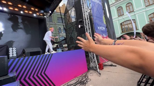 mzlff раздает воду (29.07.23, @Двор Гостинки, Санкт-Петербург) смотреть онлайн