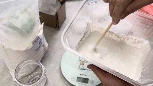 Как залить гипс в форму без пузырей?