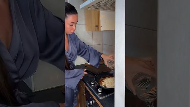 Готовим самый вкусный и полезный завтрак! Томатная овсянка #завтрак #еда #вкусно #полезно #рецепты смотреть онлайн