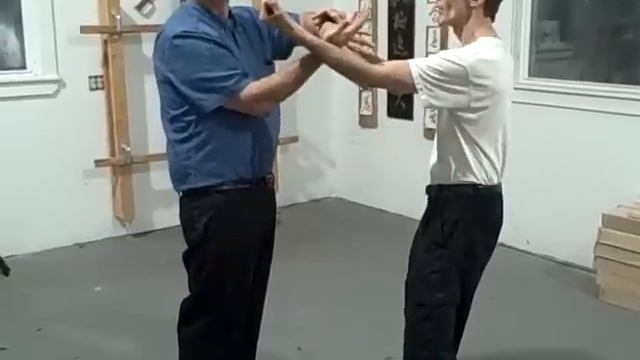 Ving Tsun - Luk Sau 2 - Run & Catch w Sifu Tom Chi смотреть онлайн