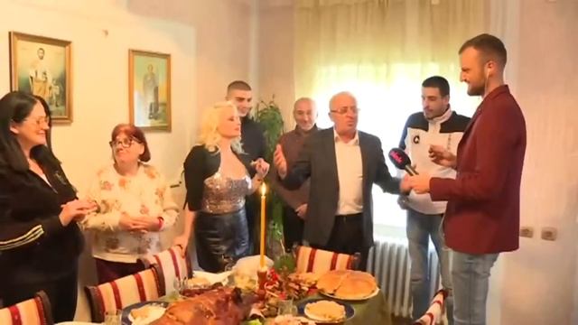 Маја Николић на божићном ручку код Ере Ојданића - (Ново јутро, ТВ Пинк) смотреть онлайн