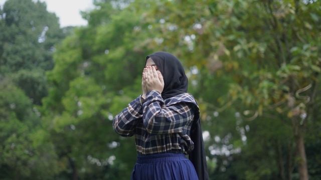 Yuk lengkapi skin care kamu dengan Brightly essence toner scarlett ‼️ смотреть онлайн