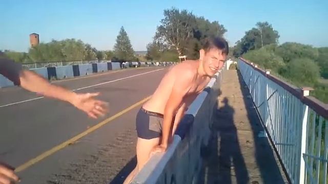 Бомбочкой с моста смотреть онлайн