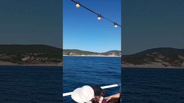 Морская прогулка вдоль берегов Анапы на пароходе) смотреть онлайн