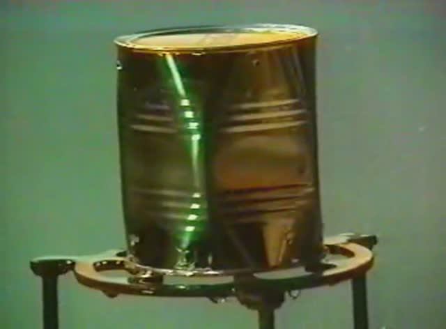 Физика. Опыты. Механика сплошных сред. Раздавливание банки атмосферным давлением смотреть онлайн