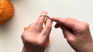 Летняя яркая сумочка из рафии вязаная крючком