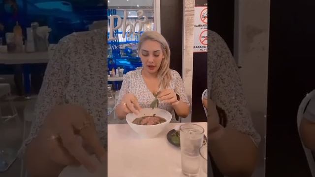 Zarina Anjoulie || Menjamu Menu Vietnam Di Super Saigon Pho Beef Cafe смотреть онлайн