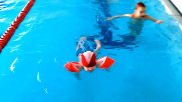 Сегодня Лиза впервые научилась прыгать с бортика бассейна! смотреть онлайн