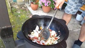 Тушеная картошка с свининой в казане.