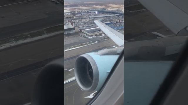 Красивый взлёт из Москвы в Ларнаку с видом на весь терминал аэропорта Домодедово 😍 смотреть онлайн