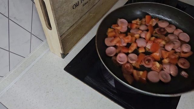 Яичница с сосисками и свежим помидором смотреть онлайн