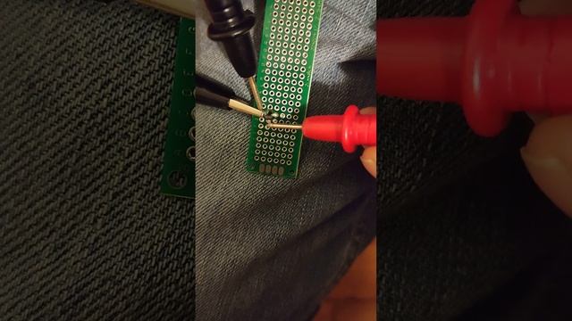 Soudure d'un transistor SMD FDN337N à la main réussie смотреть онлайн