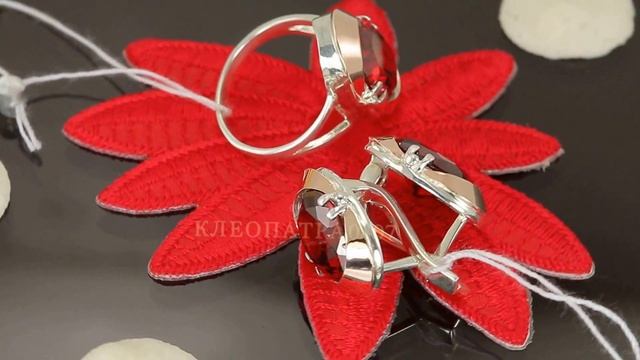 Прелестный, серебренный комплект с золотыми вставками и фианитами смотреть онлайн