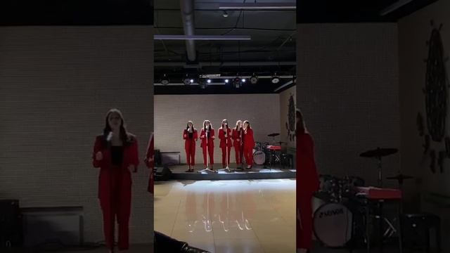 Образцовый вокальный коллектив Криспи, МБУ ДК Октябрь г Нижневартовск, "Между нами тает лёд" смотреть онлайн