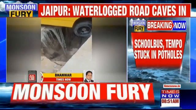Jaipur Potholes News: School Bus And Tempo Stuck In Massive Pothole On Waterlogged Road смотреть онлайн