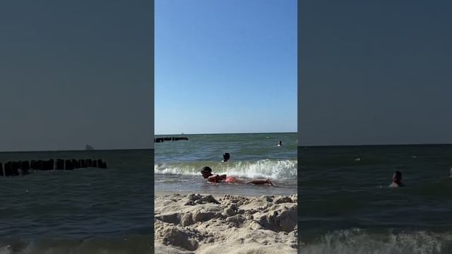 Лето на Балтике . Вода бодрит, но дети купаются всегда 😁 . #калининград #балтика #лето2023 #кёниг смотреть онлайн