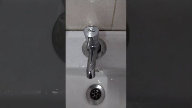leaking taps - wasting water смотреть онлайн
