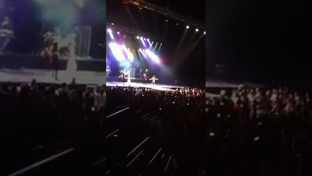 Selena Gomez singing Super Bass in Puerto Rico смотреть онлайн