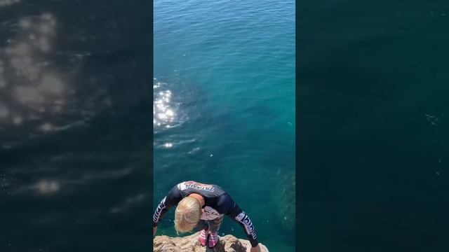 Юра исполняет серьезный прыжок рядом со Скалой Дракона смотреть онлайн
