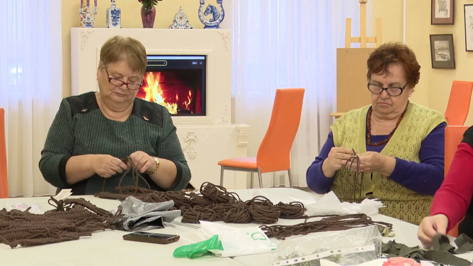 Тактические браслеты для бойцов СВО сплели участники «Активного долголетия» Реутова 20.11.2024 смотреть онлайн