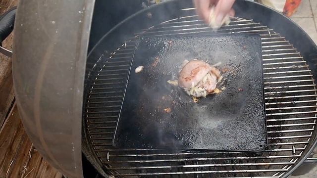 Ultimate burger perfectly cooked with love and care on a Weber Kettle BBQ смотреть онлайн