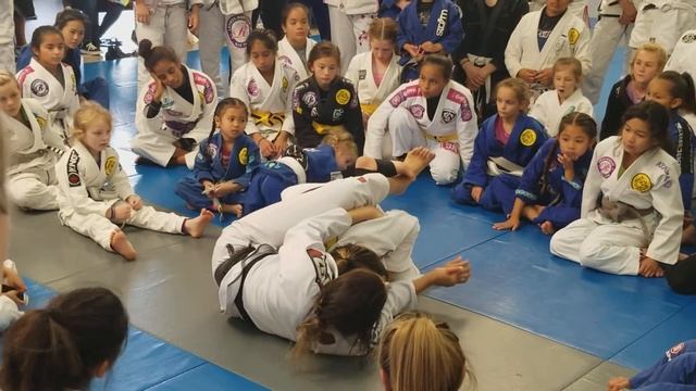 Nathiely De Jesus teaches a Choke from the Back смотреть онлайн