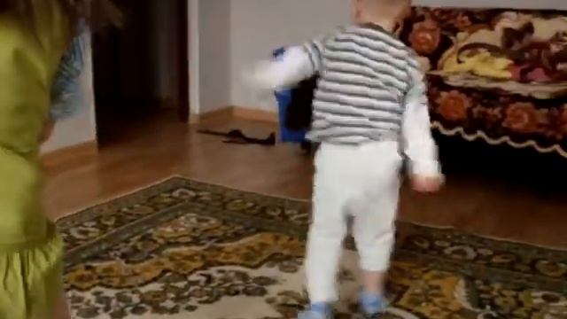 Детский танец с падением))) смотреть онлайн
