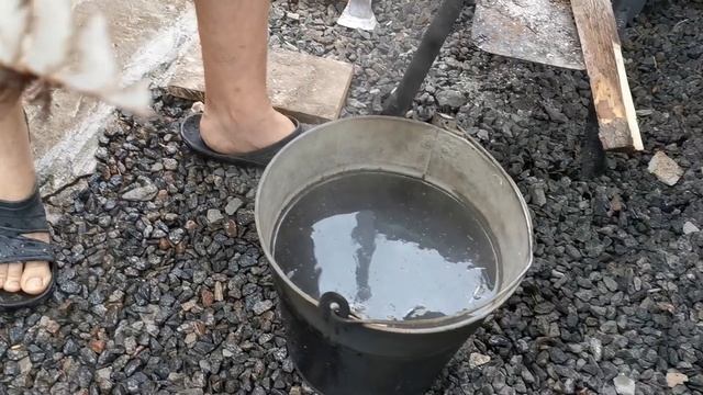 Зарубили бройлеров. Процесс подготовки тушек к разделке. смотреть онлайн