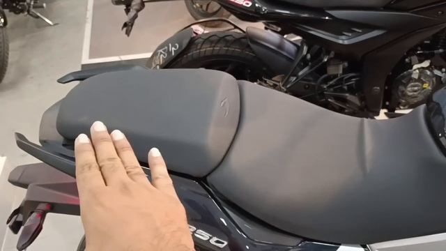 New Bajaj Pulsar N250 Vs Dominar 250 Details Comparison | On Road price Features | Which is best? смотреть онлайн
