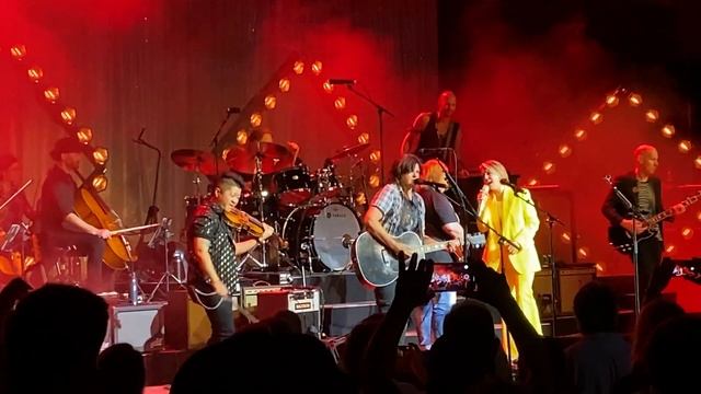 Brandi Carlile and the Indigo Girls смотреть онлайн