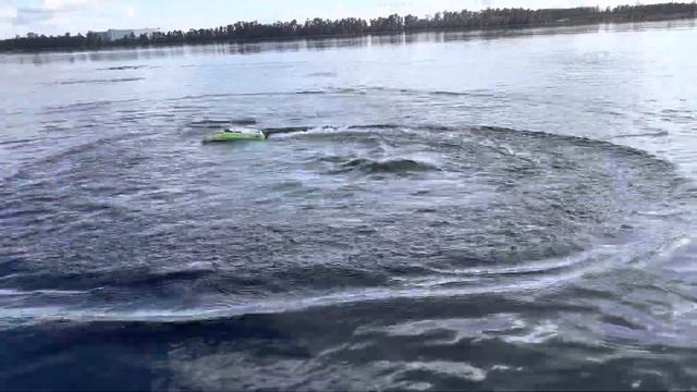 UDI RC Tempo RC Boat going out for a run! смотреть онлайн