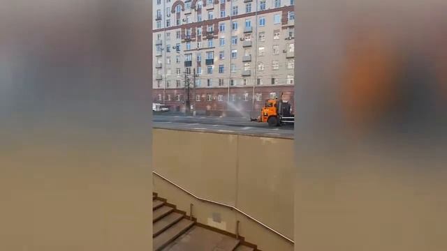 Вальс машин, моющих улицу смотреть онлайн