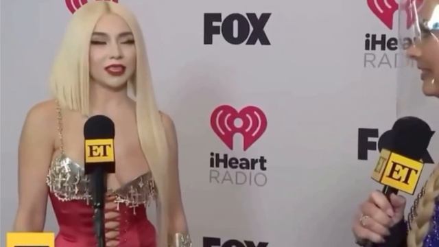 Stan Twitter | Ava Max not knowing any Elton John song смотреть онлайн