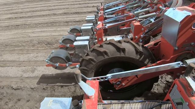 Organic Carrot Drilling at Pollybell Farm - CASE IH 150 Puma CVX смотреть онлайн