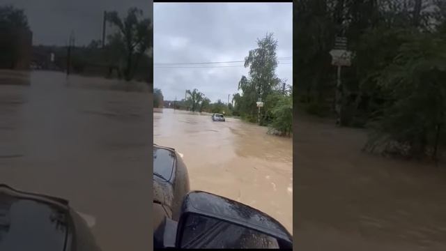Машина ушла почти под воду смотреть онлайн
