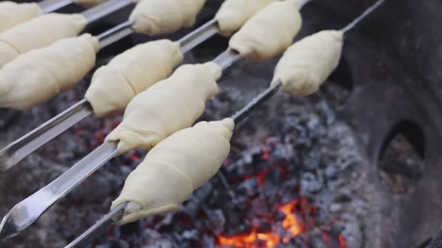Хачапури на мангале на шампурах + Куриный шашлык с кедровыми орехами.