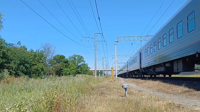 ЭП1М-688 с пассажирским поездом Адлер-Кисловодск прибывает на ст.Минеральные-Воды и прив.бригада. смотреть онлайн