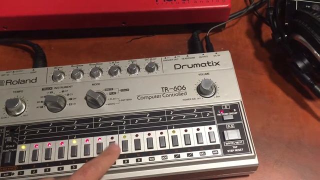 Daniel Kyo quick test of the Roland TR 606 смотреть онлайн
