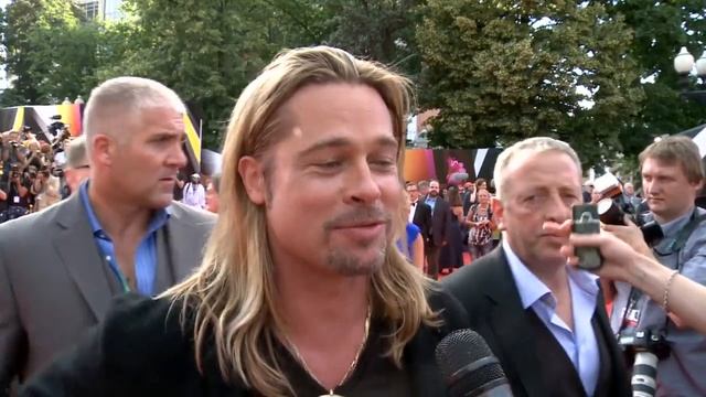 World War Z: Brad Pitt Interview at Moscow Premiere | ScreenSlam смотреть онлайн