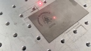 Маркировочная машина для волоконного лазера мощностью 20 Вт наносит логотип на нержавеющую сталь