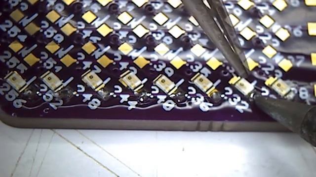 Hand-soldering some 0603 SMD LEDs смотреть онлайн