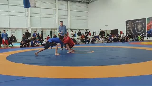 На ковре Магомед Тажудинов: Открытое первенство г. Кизляр по самбо в/к 37 кг. - 17.11.2024 г. смотреть онлайн