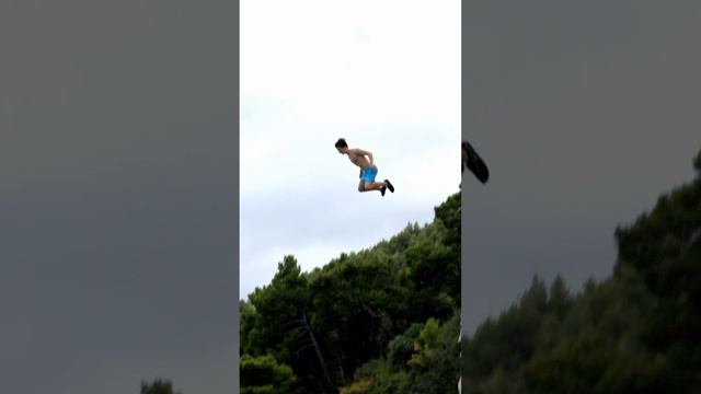 Man jumps from the cliff смотреть онлайн