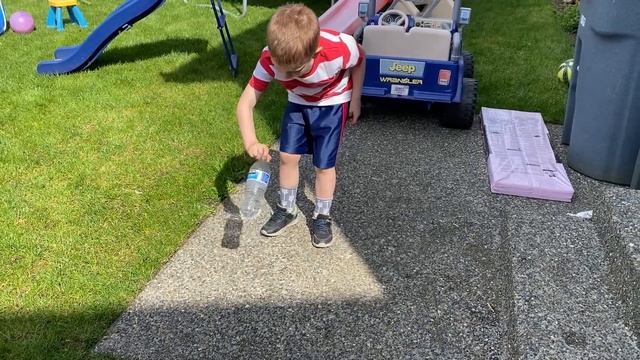 БУТЫЛКА ВОДЫ ЧЕЛЛЕНДЖ - BOTTLE FLIP CHALLENGE - Jacob смотреть онлайн