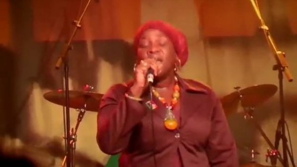 QUEEN OMEGA - LUV YOUR COLOR - LIVE NEW MORNING PARIS 2008